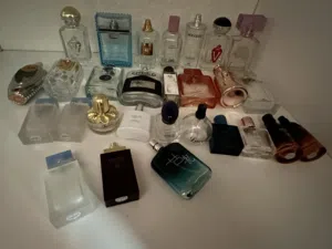 زجاجات / علب عطور فارغة ، منهم اصلي ومنهم تقليد (السعر لكل الي بالصورة)، السعر شامل التوصيل