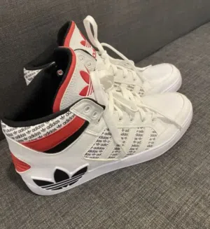 2 شوز Adidas اصلي استخدام قليل جدا