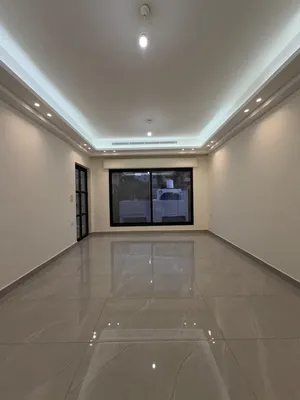 شقة طابق الثالث مع رووف وترس في أجمل منطقة الشميساني