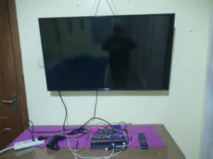 بلاستيشن 4 مع اربع ايدين و7 صيدي العاب + شاشه للبيع 50 بوصه وكاله