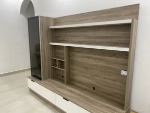مكتبة وطاولة تلفاز
