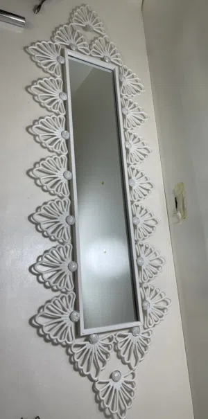 مرآة للحمام بإطار مزخرف جميل