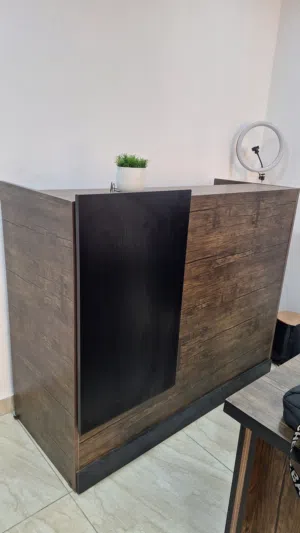 مكتب استقبال ممتاز مع اضاءة