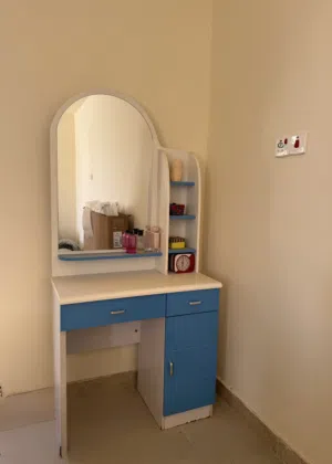 ميز مرايا بحالة جيدة