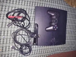 بلاستيشن 3  سلم معدل فل العاب 500 جيجا في مشكله في بلوتوث بتفصل الايد لما تلعب، بس شغاله على سلك 100