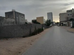 قطعة ارض موقع متميز علي الطريق تصلح لبناء محل او اي نشاط تجاري وفرصة ممتازة وخاصة بعد استكمال الطريق