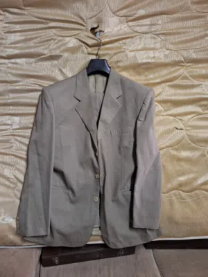 بدلات نظيفة مع بناطيل وماركات وجاكيتات جلد وبالطوا ومعاطف شبه جديد