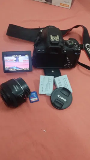 كاميرا كانون 700Dمع الاضاءه كاملة شبه جديدة  شاشة لمس مع عدستين ومجموعة أضاءه كامله تعمل بالريموت