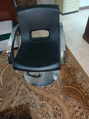 كرسي صالون سيدات  جلد اسود ايطالي بحاله ممتازه