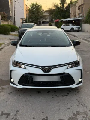 كورلا هايبرد الشكل الخليجي موديل 2025 ماشيه 9000 الاف مكان السياره بغداد حي الجامعه جديده جداً