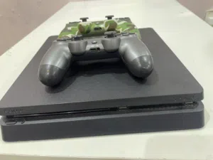 سوني فور مستخدم نضيف و عادي عندي بخلي السعر ارخص بس تعال كلمني و بضبطك