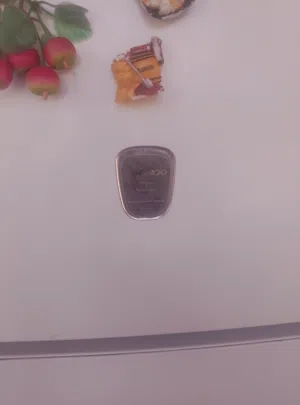ثلاجه للبيع شغاله ميه بالميه فيها هربان بسيط من أسفل الثلاجه
