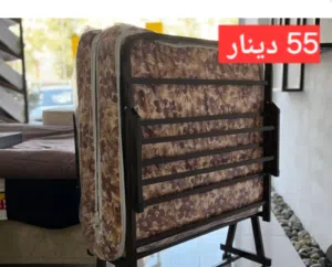 سرير طوي مزود بعجلات يجعله سهل النقل والفتح عند الحاجه والتخزين عند عدم الحاجه .