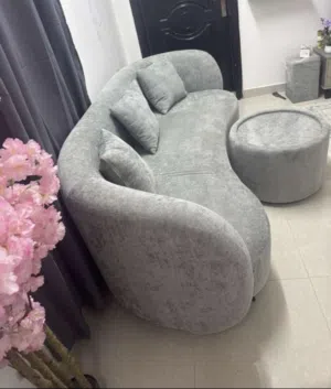 كنب مع طاولة تصميم انيق