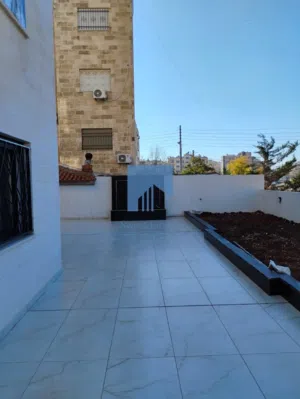 شقة أرضية فاخرة للبيع في الجاردنز - خلف ابن الهيثم 150م مع حديقة وترسات 170م لم تسكن