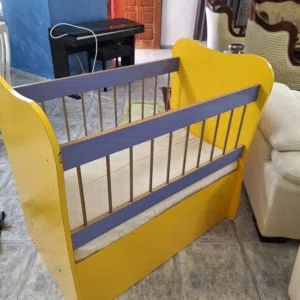 سرير اطفال جميل و متين