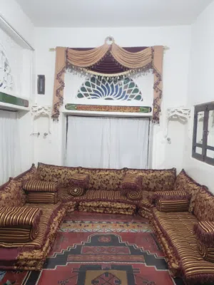 مجلس قطن اصلي يمني نظيف جداا جداا طول 5.5 متر و ارتفاع 20 سم وعمق 85 سم