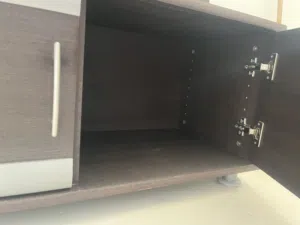 مكتبة وخزانة أحذية