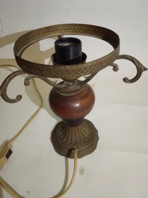 للبيع اباجورة طاوله اوروبيه كلاسيكيه اصليه خشب ومعدن vintage