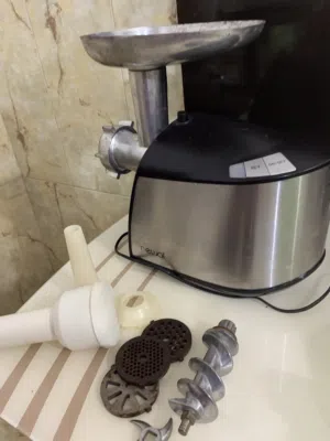 مثرامة لحم كهربائية  بحالة جيده