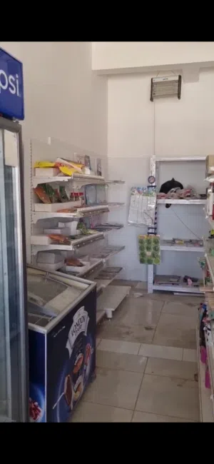 بقاله للبيع بجميع ملحقاتها
