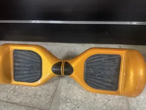 سكوتر بحاله جيده لا يوجد به ايتها مشاكل اللون اصفر غامق يوجد به جميع اكسسواراته معادا البطريه