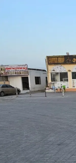 للبيع ارض صناعيه على شارع قار خط اول