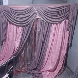 أثاث منزلي استعمال نظيف جدا (ثريات وستائر و طاولة تلفزيون ومرايا للبيع بسعر كزيوني)