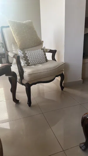 غرفه ضيوف مكونه من صوفا تلات مقاعد وصوفا مقعدين مع عدد اتنين كرسي بيج كما هو في الصوره
