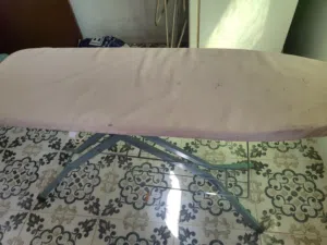 طاولة مكوى بحالة جيدة وسعر رخيص