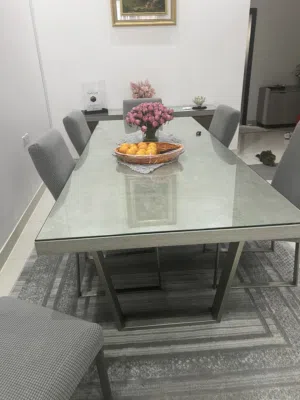 غرفة طعام مع 8 كراسي