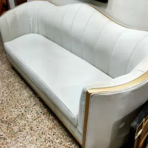 كنبة كبيرة تسع لثلاث اشخاص لون سكري