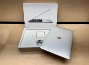 للبيع MacBook Pro بحالة ممتازة