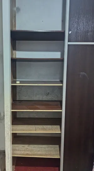 خزانة حائط بحالة الجديد للبيع
