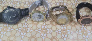 ساعات يد جميلة جداً و بحالة ممتازة