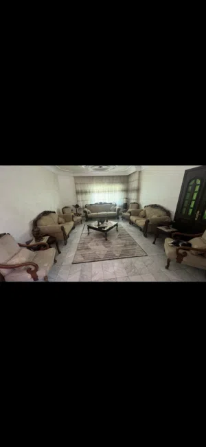 كنب 11 مقعد +طالولة نص كبيره +طاولتين صغار