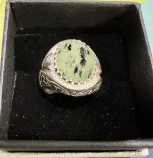 خاتم فضة عيار 950 مرصع بحجر الزوسيت النادر الخاتم من صياغة ورشة الشريف مع ختم الورشة