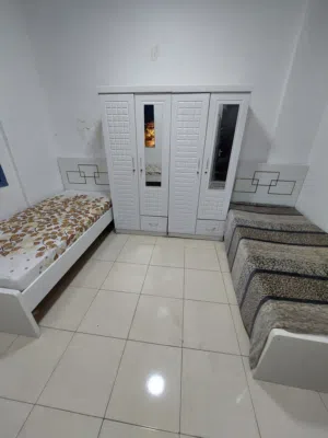 سكن شباب مشترك عرب فقط