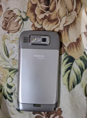اسم الجهاز: نوكيا  (Nokia NE72) المواصفات: الكاميرا: 5 ميجابكسل بعدسة Carl Zeiss الشهيرة.