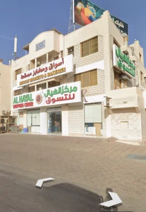 للايجار بولاية عبري وسط المدينة على الشارع العام طابق ميزانين واسع