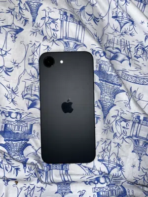 iPhone 16e black