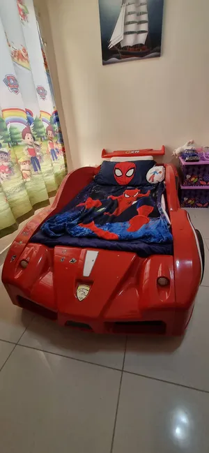 سرير بنات  على شكل سيارة بفرش و مكتب للأطفال  و سرير اولاد بدون فرش مع مكتب للأطفال