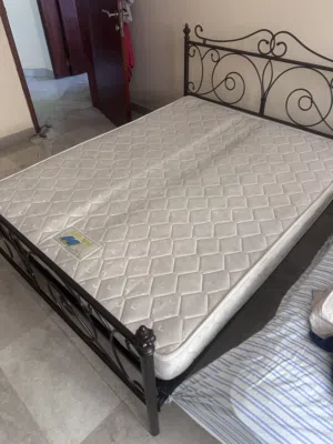 تخت مزدوج للبيع / bed for sale