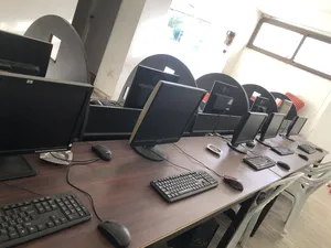 اجهزة كمبيوتر مع طاولات وكراسي