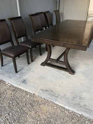 طاولة طعام سبع اشخاص