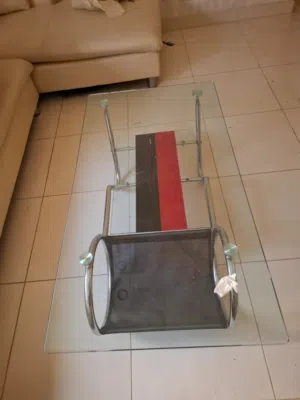 طاوله  نضيفه  وراقيه