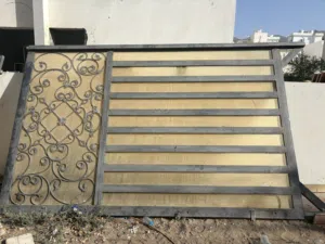 اب الكبير العرض325متر الطول210متر                       الباب الصغير الطول 190متر العرض 110متر