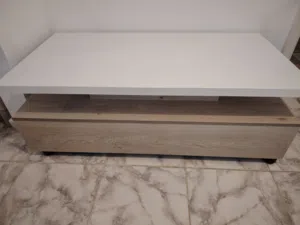 طاولة وسط لون أبيض وبيج للبيع