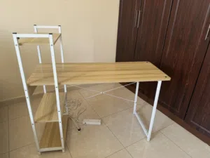مكتب كمبيوتر مع رفوف جانبية للبيع