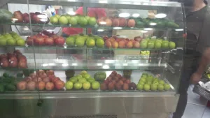 ثلاجة عرض فواكه للبيع بحالة ممتازة جدا